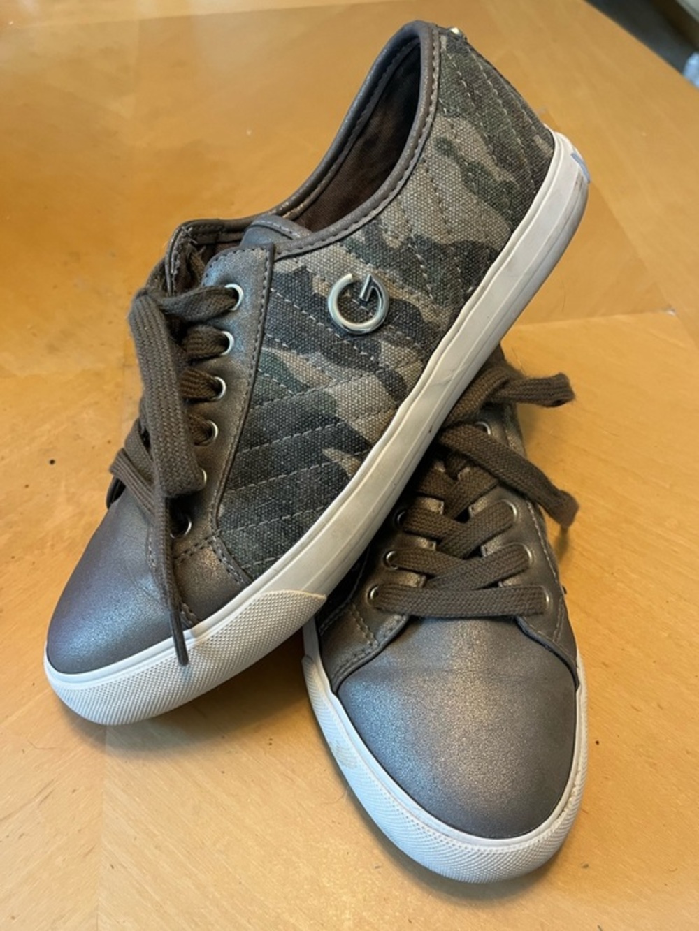 GBG Los Angeles GGMaddey Textile Upper Lace Up Sneaker Camouflage Pattern 8M